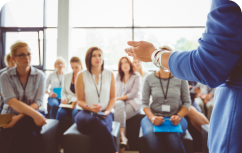 Persona hablando a un grupo de personas