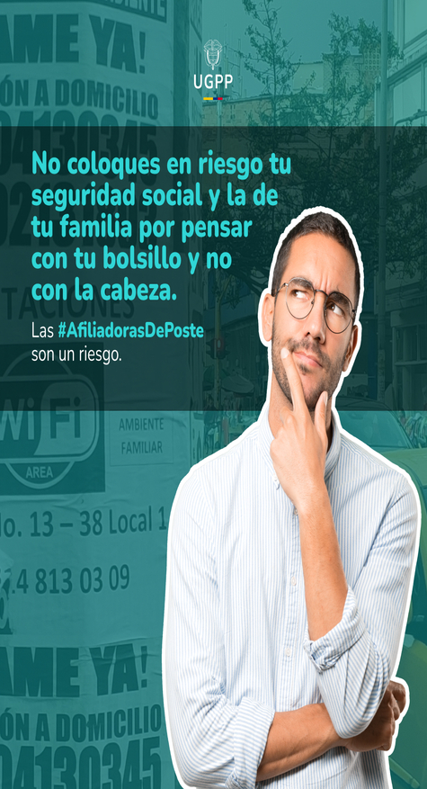 Trabajadores mirándose mutuamente sonriendo mientras estrechan la mano