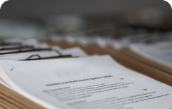 Hojas de solicitudes apiladas una arriba de la otra