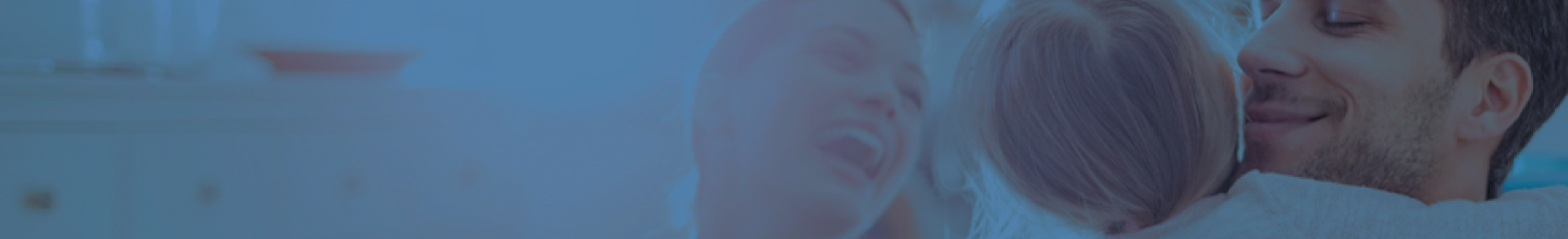 Pareja sosteniedo un bebé