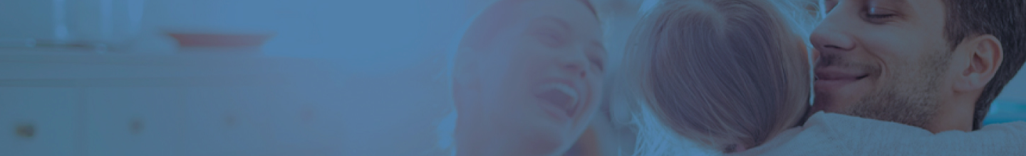 Pareja sosteniendo un bebé. Sección de peticiones, quejas, reclamos y sugerencias