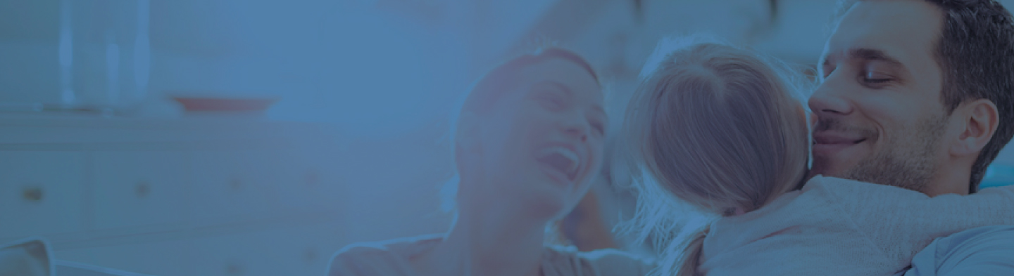 Pareja sosteniendo un bebé