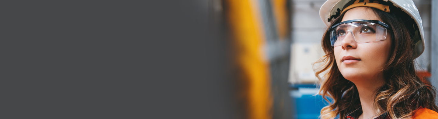 Trabajora mirando al fondo