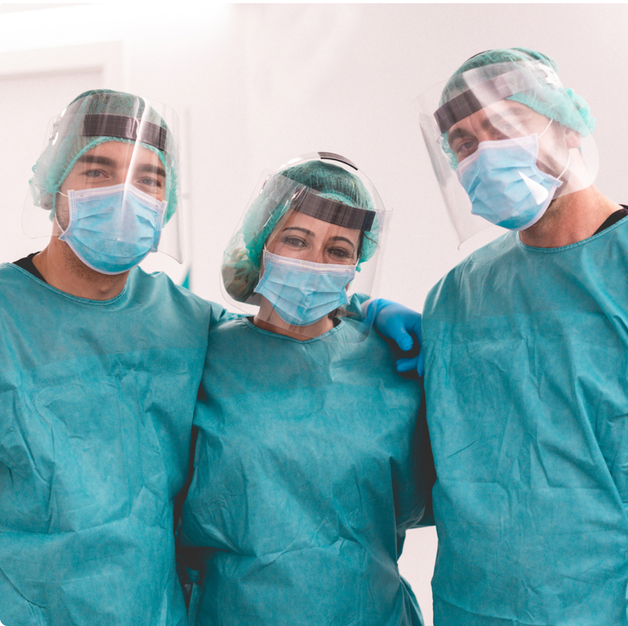 3 médicos abrazados